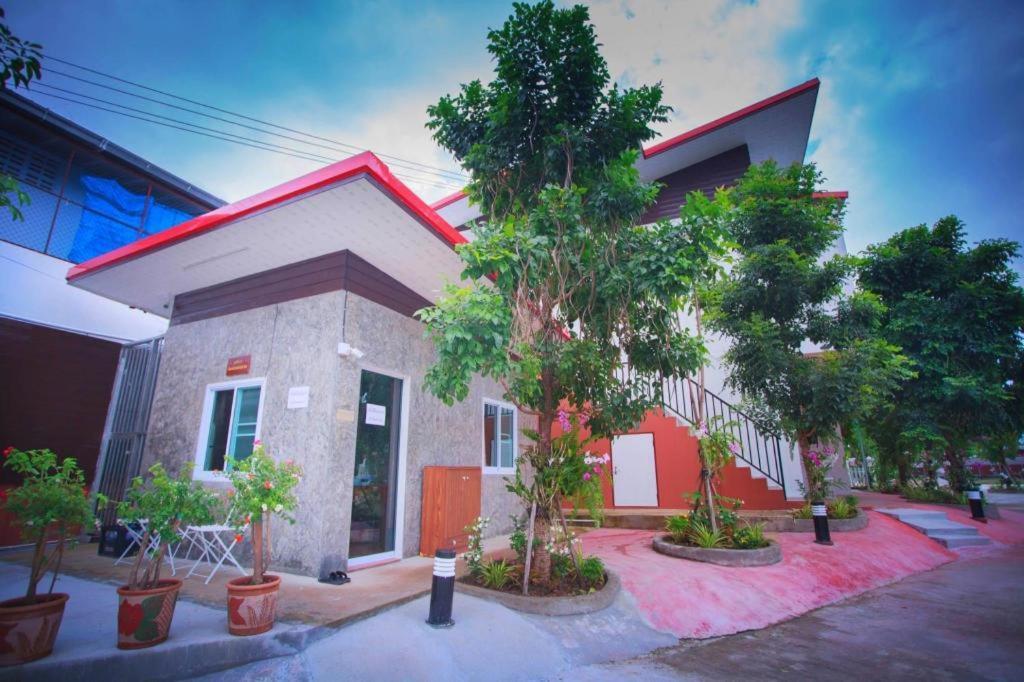 Pantip Boutique Hotel Lamphun Extérieur photo