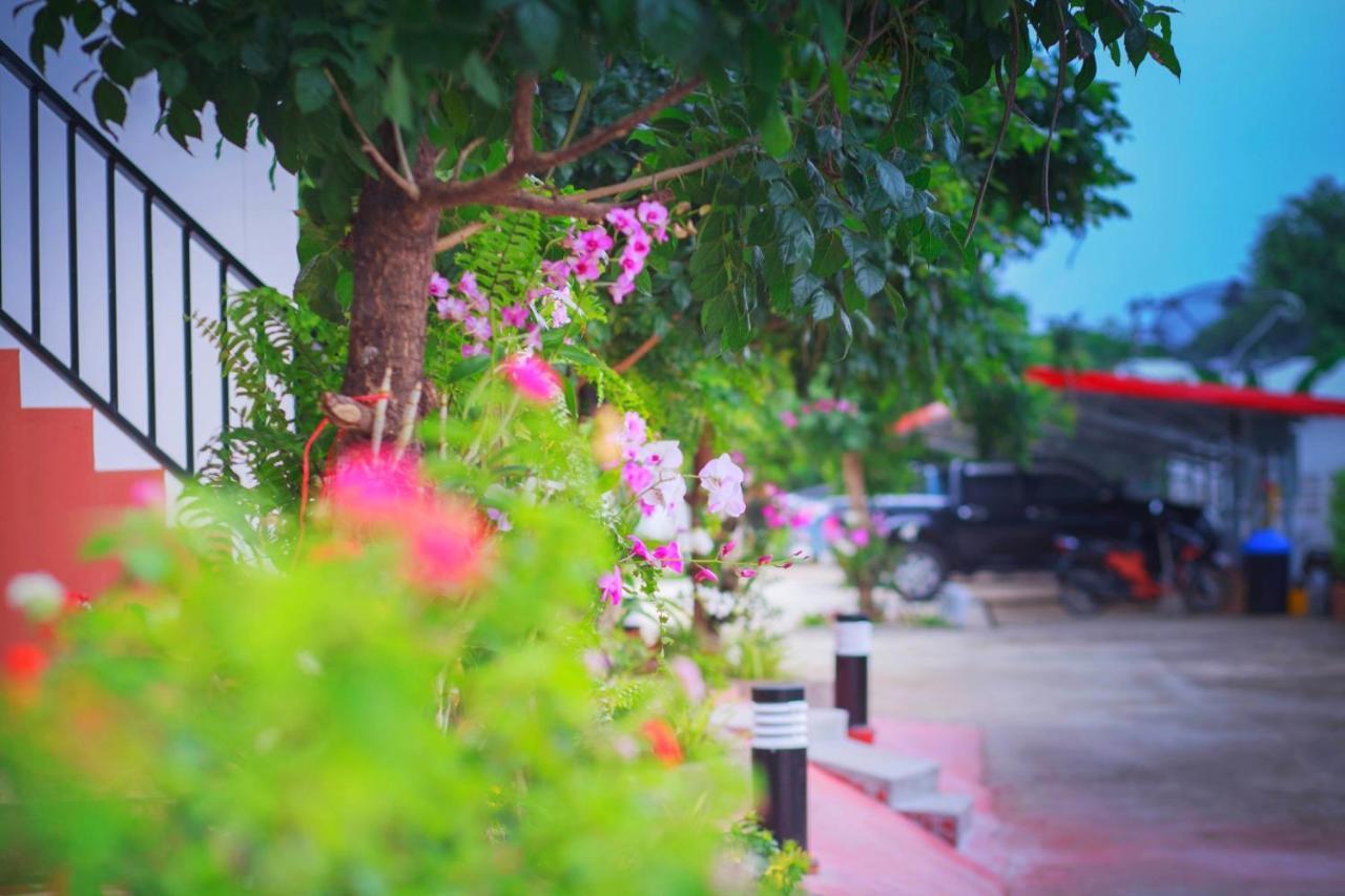 Pantip Boutique Hotel Lamphun Extérieur photo